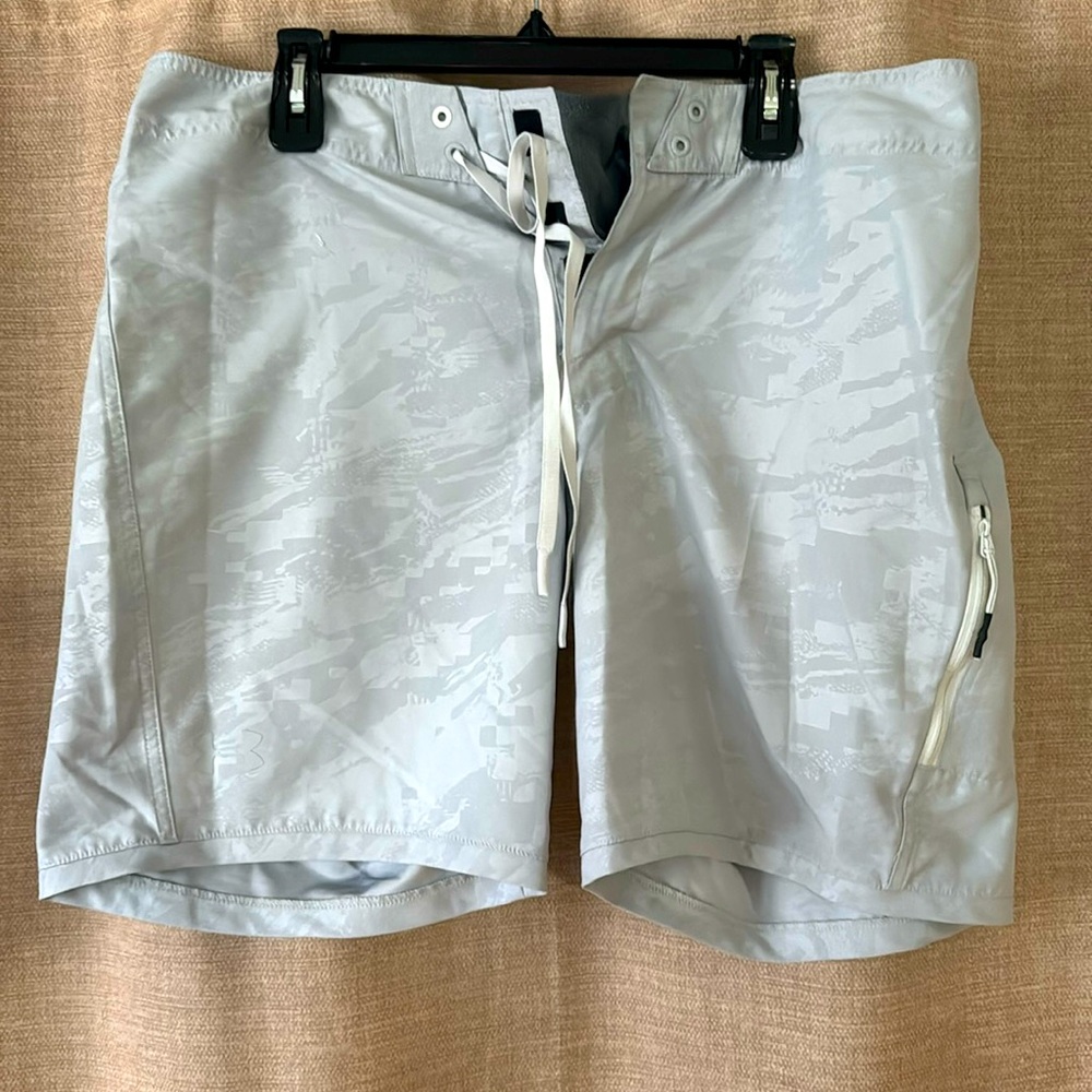 Men’s Under Armour board shorts / athletic shorts